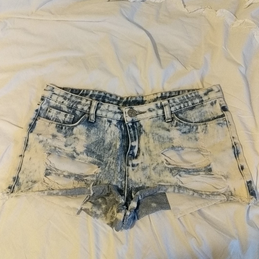 Adorable distressed denim shorts